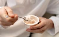 Est-ce bon de manger des yaourts protéinés au quotidien ? Ce médecin du sport répond
