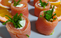 Roulés au saumon au chèvre frais et pamplemousse