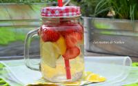 Eau aromatisée au citron jaune, citron vert et fraises (Detox water)