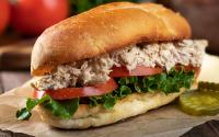 Simple et gourmand : ce sandwich-roll au thon mariné de Cyril Lignac est la recette qu’il vous faut pour une pause dej ou un pique-nique !