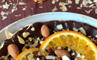 Ondulé craquant aux amandes, fraîcheur d'agrumes, pailletée pralinée et sirop de chocolat orange