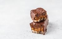 Le chef pâtissier Yann Couvreur dévoile sa recette pour faire ses propres Snickers maison !