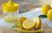 Vous ne savez pas quoi faire d’un citron entamé ? Voici l’idée toute bête pour le sauver
