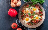 Chakchouka ou Tchakchouka (Poêlée de poivrons grillés et tomates à l’œuf)