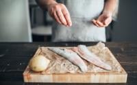 Faut-il saler le poisson avant ou pendant la cuisson ?