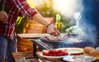Hauteur de cuisson, charbon, allume-feu : l’Anses dévoile quelques recommandations pour ne prendre aucun risque lors de votre prochain barbecue