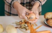 Ne jetez surtout pas les épluchures de ce légume, elles peuvent devenir un super engrais pour les plantes à 0 centimes !