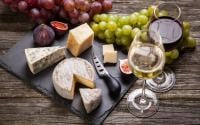 Vin blanc ou vin rouge : lequel s’accorde en réalité le mieux avec les fromages ?