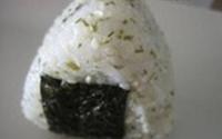 Onigiri à la sardine et au shiso - avec un moule