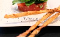 Tartare de tomates et pousses d’épinards, grissinis au cumin