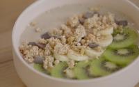 Smoothie bowl, banane kiwi et Muesli au chocolat