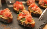 Crostinis aux tomates et pesto