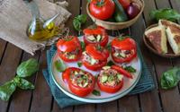 L’entrée parfaite à servir quand il fait chaud : des tomates farcies froides façon panzanella