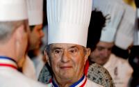 Pourquoi ne pas tester pour les fêtes la recette de la célèbre soupe VGE aux truffes de Paul Bocuse ?