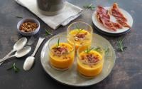 Verrines de velouté de butternut au jambon croustillant