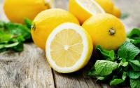 Comment presser facilement un citron sans presse-agrumes et sans en mettre partout ?