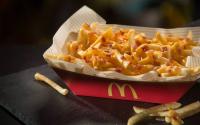 McDo met une couche de cheddar et de bacon sur ses frites