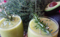 Smoothie avocat-concombre au romarin