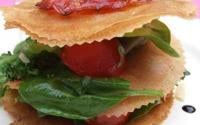 Mille-feuille de légumes printaniers croquants et une sucette de tomate cerise en habit de caramel et sésame