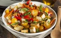 Connaissez-vous la panzanella ? Voici notre recette pour réaliser cette délicieuse salade italienne de tomates et pain !