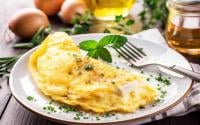 Le chef étoilé Jean-François Piège partage sa recette inratable de l’omelette soufflée au comté et au Mont d’or !