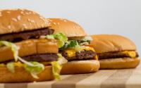 Nouveau pain, un peu plus de sauce, la recette de certains burgers stars de chez McDo change à partir d’aujourd’hui