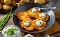 Connaissez-vous les latkes, ces fines galettes de pommes de terre croustillantes  à faire à la poêle ?