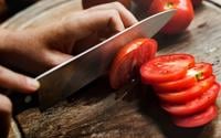 Je coupe toujours mes tomates comme ça : je ne perds plus une goutte de jus, et ça change tout !