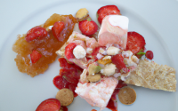 Nougat glacé et minestrone de fraises