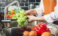 Ce légume qu’on utilise tout le temps sans le laver est pourtant l’un des plus contaminés par les pesticides