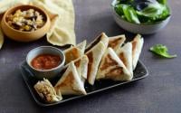 Samoussas de tortillas aux haricots rouges, maïs et tomme de chèvre