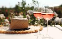 La cheffe trois étoiles Anne-Sophie Pic dévoile l’un de ses rosés préférés pour l’été et il coute moins de 30 € !