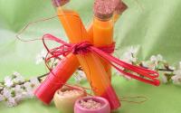 Potion magique ou smoothie mangue, carottes, fraises, jus de betteraves et épices