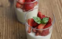 Panna cotta au basilic, fraises au balsamique