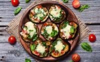 “Une bonne façon de manger des légumes tout en se faisant plaisir !” : cette recette de pizza à l’aubergine plaira à coup sûr aux enfants !