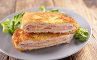 Ce chef revisite le célèbre cordon bleu dans une version plus estivale avec des aubergines