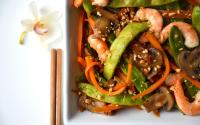 Wok de légumes croquants et crevettes à l'asiatique saveur cacahuète