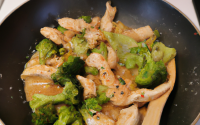 Blancs de poulet, brocoli, pousses de soja et sésame façon wok