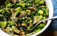 Parfaite pour la saison : Luana Belmondo partage sa recette de vignarola, une cocotte aux légumes printaniers