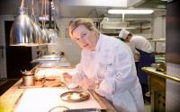 “On fait un métier qui pour une femme demande de faire des choix” : Hélène Darroze parle de la place des femmes dans le monde de la gastronomie