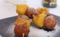 Petits beignets à la banane et ananas flambé au rhum