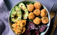 Bouddha bowl aux boulettes de pois chiches et kale