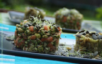 Tartare de saumon aux graines germées et fondue de poireaux au pesto