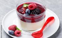 “Un concentré de fraîcheur et de gourmandise” : pour le printemps, Christophe Michalak partage sa recette de panna cotta aux fruits rouges