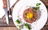 Ce chef propose un tartare de pastèque visuellement bluffant : voici la recette