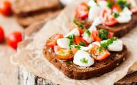 Tous en cuisine : Cyril Lignac partage sa recette facile et gourmande de tartines aux tomates confites et burrata