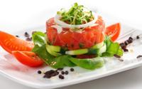 Par fortes chaleurs, cette recette de tartare de tomates et burrata est idéale pour un repas frais et léger