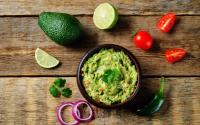 “Je préfère utiliser des oignons rouges” : un chef mexicain partage sa recette pour un guacamole parfait, idéal pour vos apéritifs de l’été !