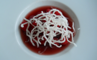 Soupe de vin rosé aux framboises, vermicelles de riz soufflés