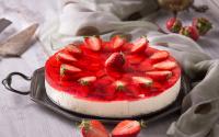 Simone Zanoni partage sa recette ultra rafraîchissante de cheesecake glacé aux fraises, idéale pour les beaux jours !